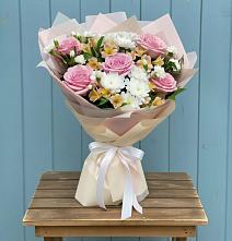 Букет цветов из:  Гвоздики, Орхидеи и Розы в Калтане