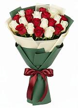 Букет Микс из красных и белых роз в Калтане