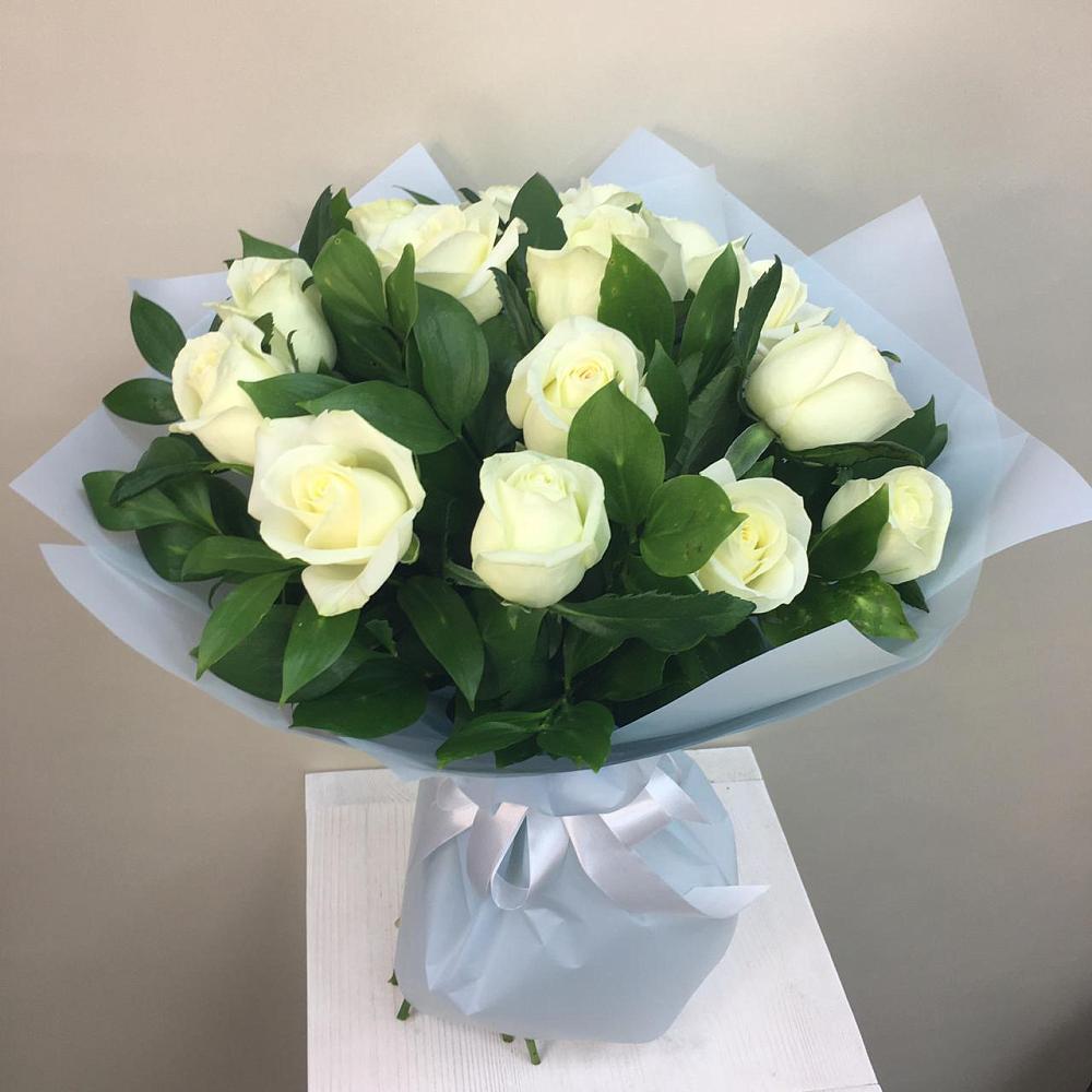 Букет 15 Белых роз Проуд в Калтане