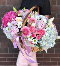 Композиция солнечный день в Калтане Цветочная композиция из Розы, Хризантемы, Пионы и Лизиантусы в корзине в Калтане