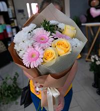 Букет цветов из:  Герберы, Розы и Хризантемы в Калтане