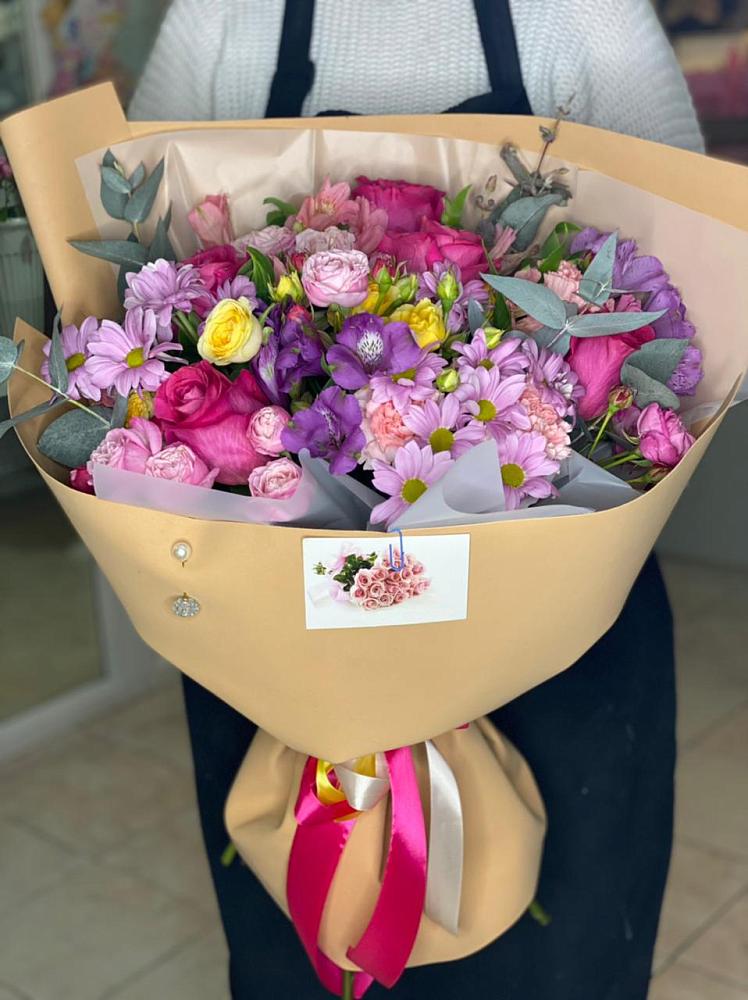 Букет цветов из: Хризантемы, Гвоздики и Альстромерии в Калтане