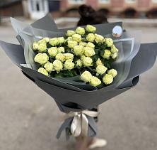 Букет Белые кустовые розы Солинеро в Калтане
