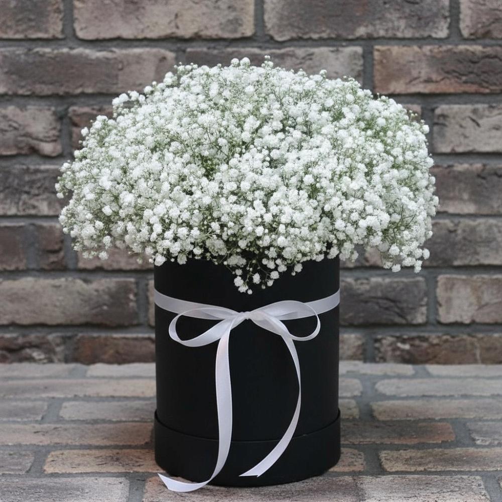 Цветочная композиция из Гипсофила в шляпной коробке в Калтане