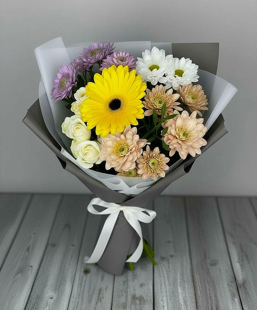 Букет цветов из: Розы, Герберы и Хризантемы в Калтане