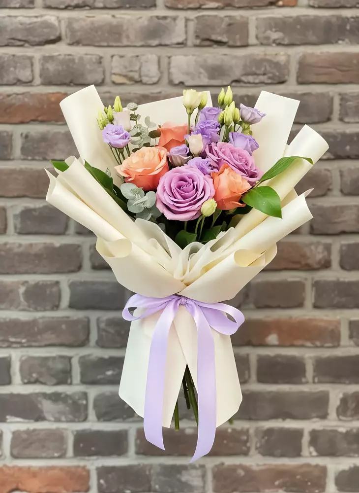 Букет цветов из: Лизиантусы и Розы в Калтане