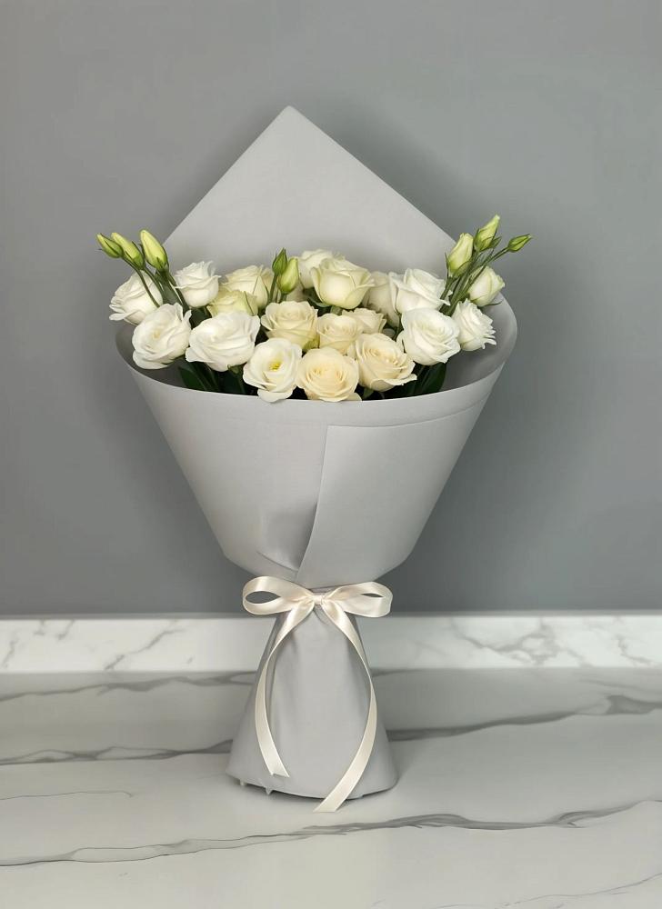 Букет цветов из: Розы и Лизиантусы в Калтане