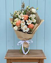 Букет цветов из:  Альстромерии, Лизиантусы, Розы и Хризантемы в Калтане