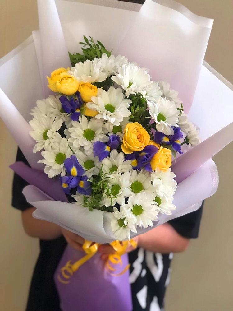 Букет цветов из: Ирисы, Хризантемы и Розы в Калтане