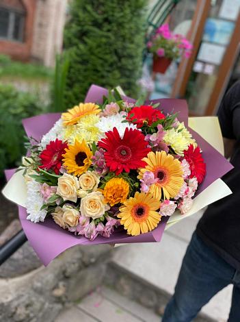 Букет цветов из: Герберы, Ромашки, Хризантемы, Розы и Подсолнухи в Калтане
