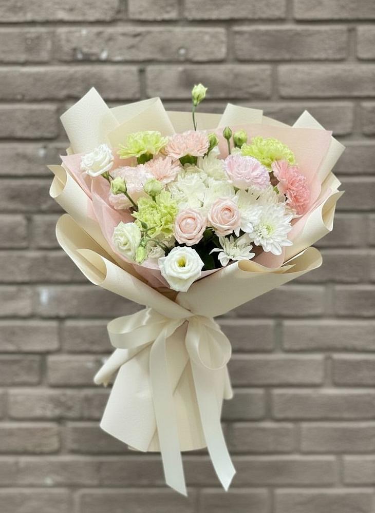 Букет цветов из: Гвоздики, Розы, Лизиантусы и Хризантемы в Калтане