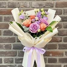 Букет цветов из:  Лизиантусы и Розы в Калтане