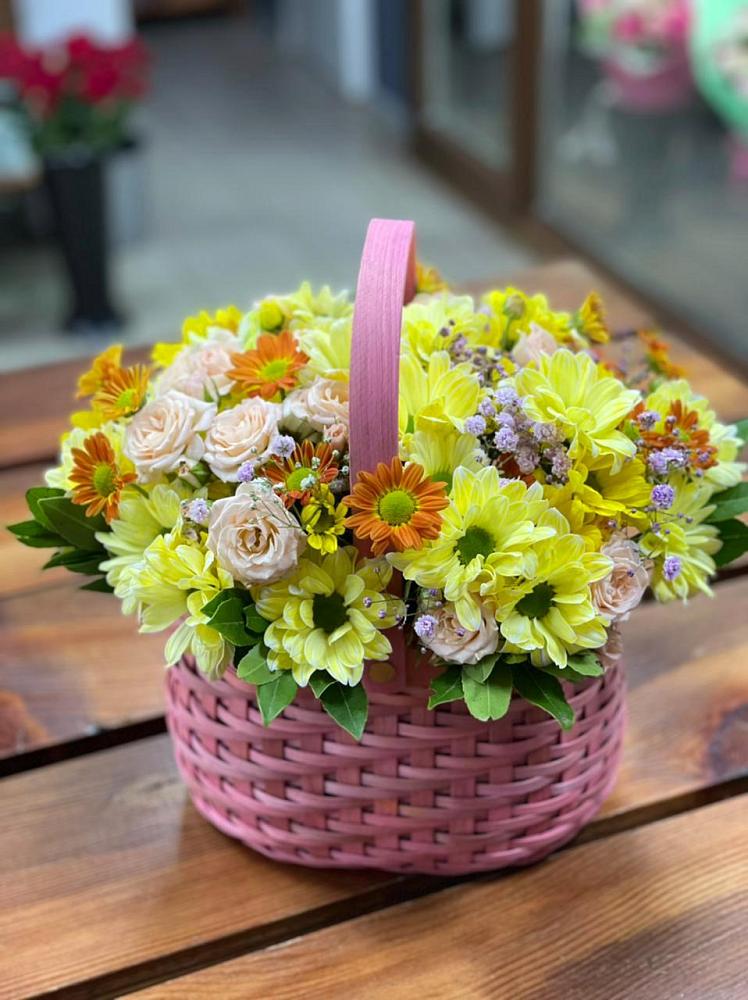 Цветочная композиция из Хризантемы и Розы в корзине в Калтане