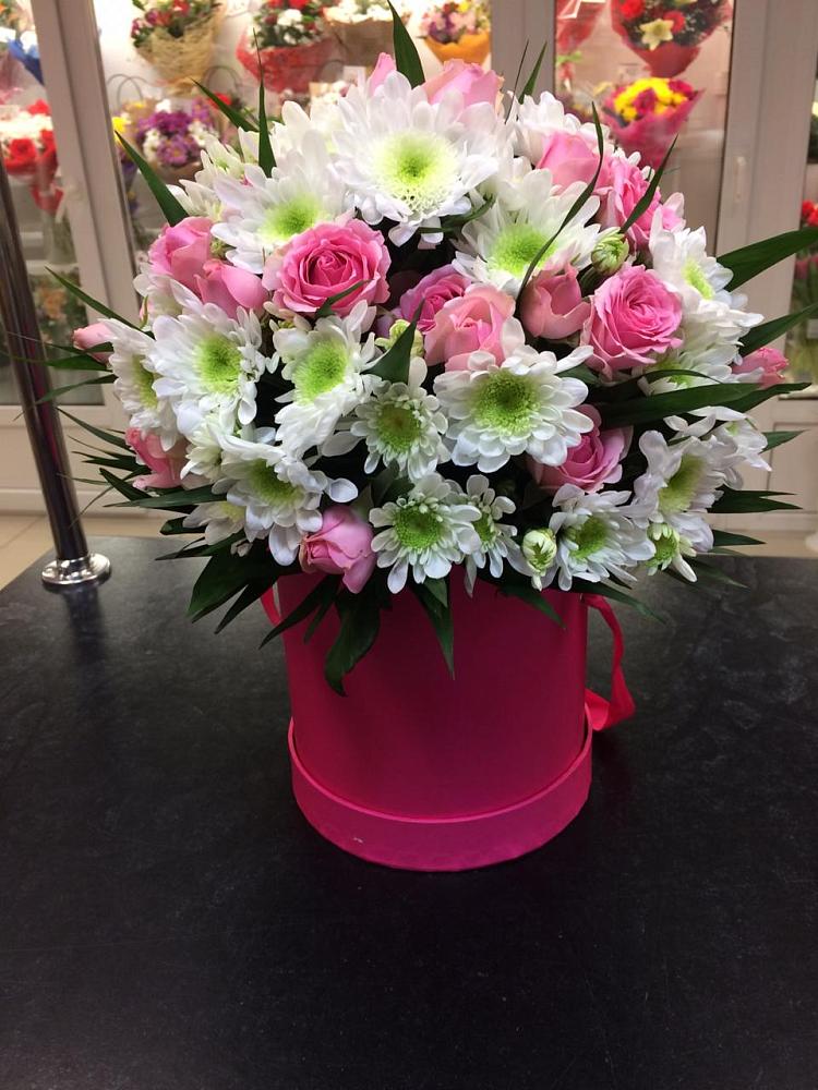 Цветочная композиция из Розы и Хризантемы в шляпной коробке в Калтане