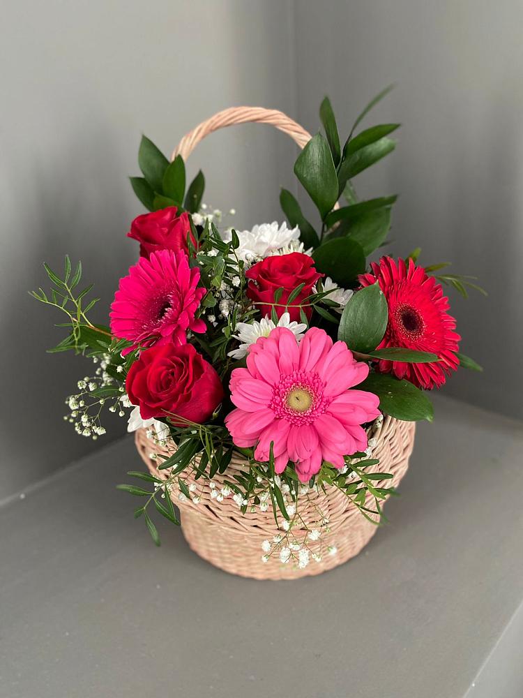 Цветочная композиция из Розы, Хризантемы и Герберы в корзине в Калтане