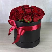 Цветочная композиция из Розы в шляпной коробке в Калтане