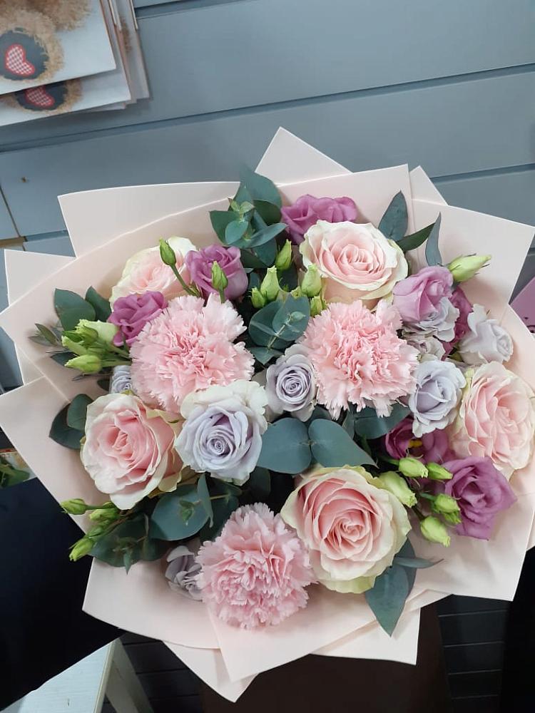 Букет цветов из: Розы, Гвоздики и Лизиантусы в Калтане