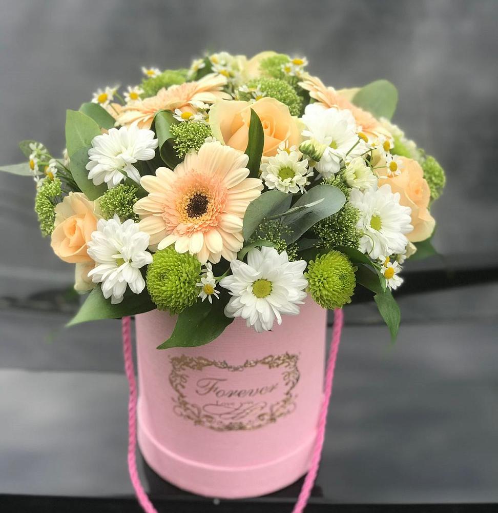 Цветочная композиция из Розы, Герберы и Хризантемы в шляпной коробке в Калтане