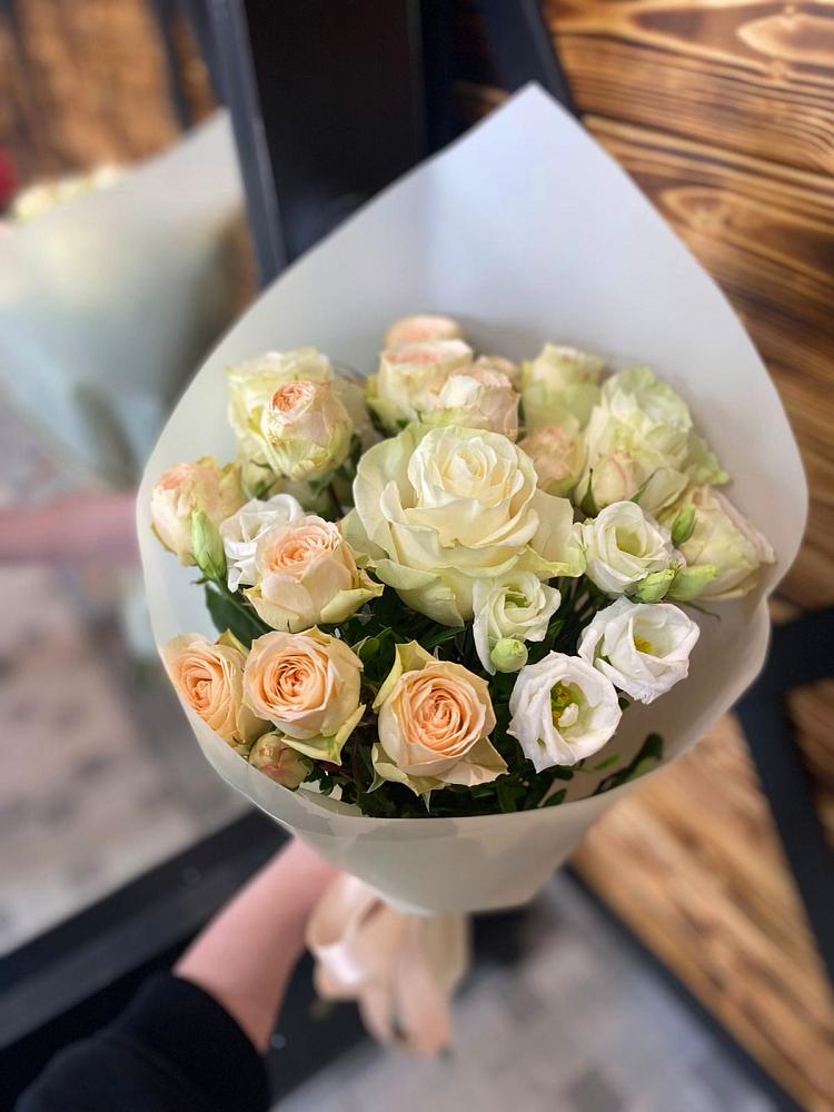 Букет цветов из: Розы и Лизиантусы в Калтане